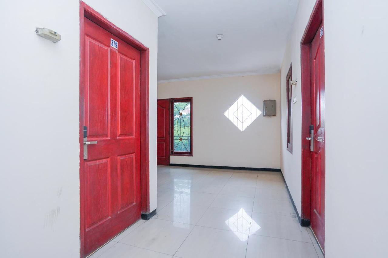 Отель Collection O 1112 Comfitel Siwalankerto Aa4 Сурабая Экстерьер фото